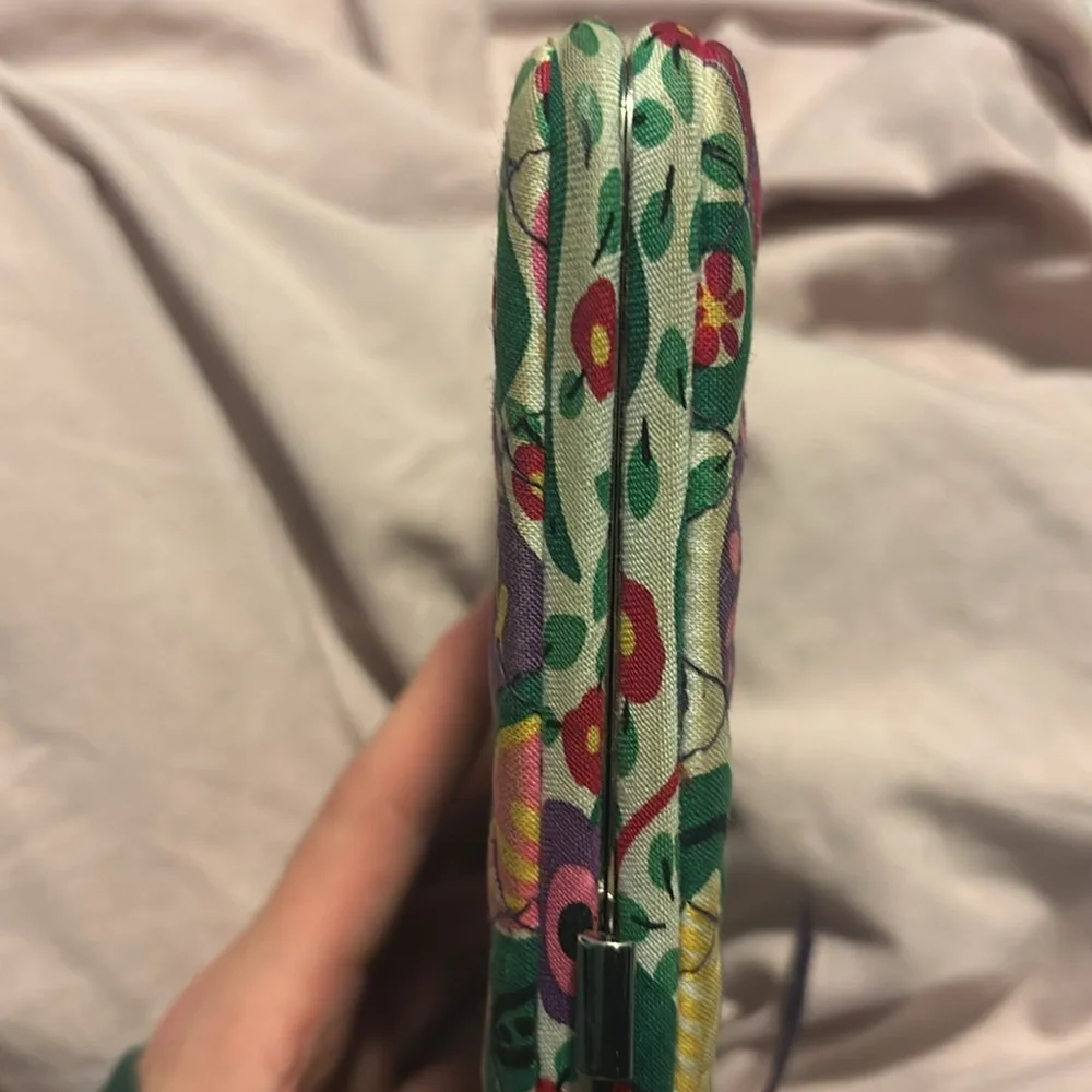 Vera Bradley Viva La Vera hard clasp wallet - Picture 7 of 7